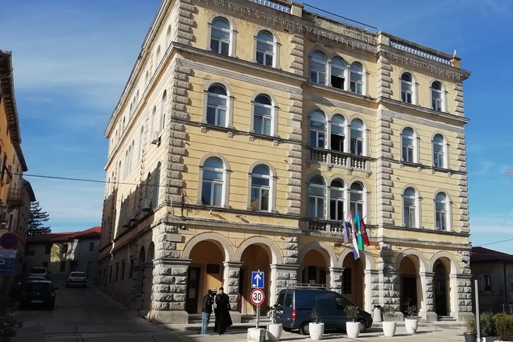 Zgrada labinske gradske uprave (Snimio Branko Biočić)